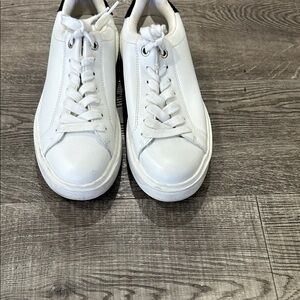 💛Steve Madden Catcher Platform White Sneakers with Black Accents